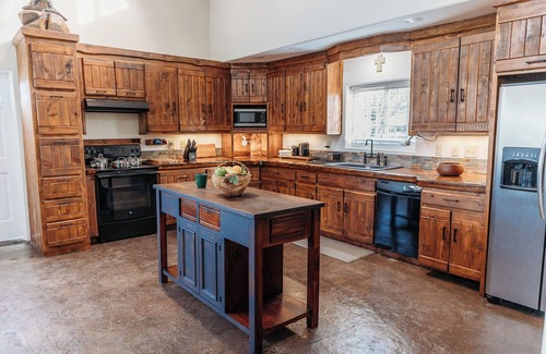 Union County Casa | East of Charlotte Lake on 24 Acres + Trophy Bass Fishing + Pool Table and More!