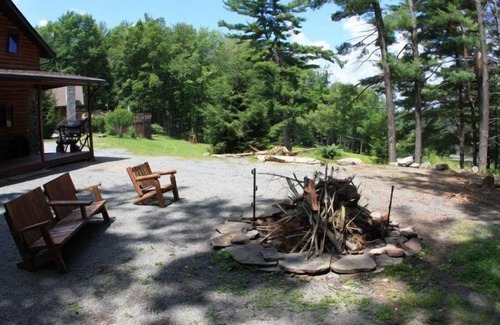 Paupack Casa | Frente al lago rústico en 31 acres en su propio lago, kayaks y canoas gratis,