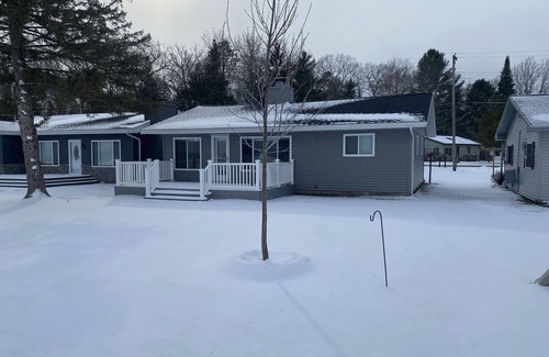 Prudenville Cabaña | Lakefront on Beautiful East Bay of Houghton Lake!