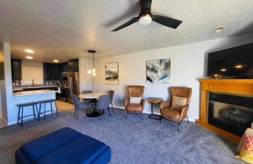 Hardy Casa | Lakefront on quiet cove, stylishly updated with modern amenities, 3 decks, Blackstone, kayak