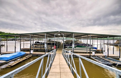 Osage Beach Apartamento | Lakefront Osage Beach Condo Dock Your Boat Here!