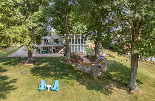 Mooresville Casa | Lakefront, Paddleboards, Kayaks, & Pickleball!