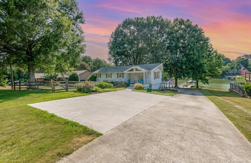 Mooresville Casa | Lakefront, Paddleboards, Kayaks, & Pickleball!