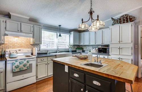 Greenwood County Casa | Lakefront Paradise | Private Dock, Kayaks, Games
