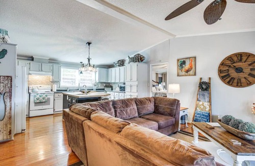 Greenwood County Casa | Lakefront Paradise | Private Dock, Kayaks, Games