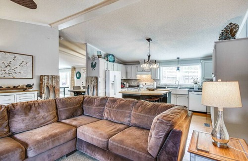Greenwood County Casa | Lakefront Paradise | Private Dock, Kayaks, Games