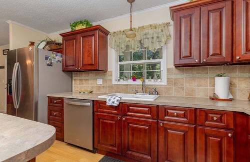 Moratuck Manor Casa | Lakefront, Pet Friendly, Dock, Fireplace, Kayak, Cornhole, Grill