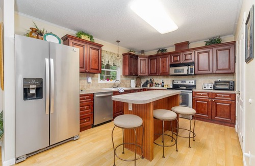 Moratuck Manor Casa | Lakefront, Pet Friendly, Dock, Fireplace, Kayak, Cornhole, Grill