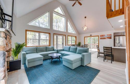 Blakeslee Casa | Lakefront Poconos Cabin with Deck and Game Room