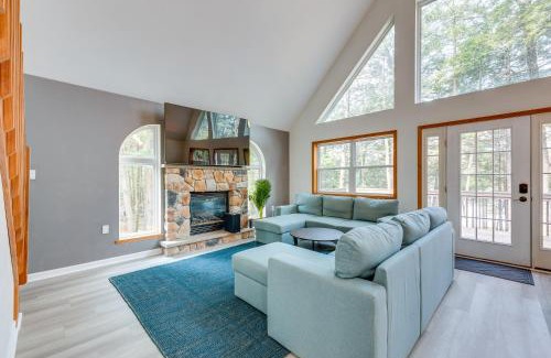 Blakeslee Casa | Lakefront Poconos Cabin with Deck and Game Room