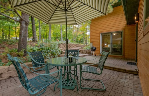Balsam Lake Cabina | Cabaña Frente al Lago, Patio Privado Enorme, Alquiler de Pontones, Mesa de Billar, Sala de Juegos, Sauna