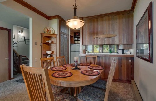 Tahoe Tavern Casa | Lakefront|Pool|Pier|Bouys|Pickleball|Walk to town