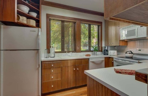 Tahoe Tavern Casa | Lakefront|Pool|Pier|Bouys|Pickleball|Walk to town