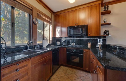 Tahoe Tavern Casa | Lakefront|Pool|Pier|Bouys|Pickleball|Walk to town