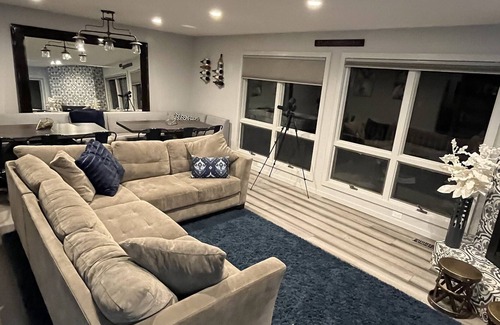 Fennville Casa | Lakefront,pool/ shuffleboard, hottub ,bikes,wineries,outdoor gas firepit, kayak