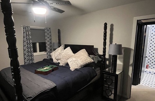 Fennville Casa | Lakefront,pool/ shuffleboard, hottub ,bikes,wineries,outdoor gas firepit, kayak