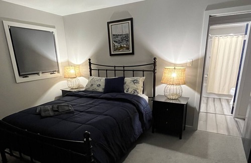 Fennville Casa | Lakefront,pool/ shuffleboard, hottub ,bikes,wineries,outdoor gas firepit, kayak