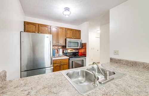 Port Clinton Condominio | Lakefront Port Clinton Condo w/ Boat Dock & Slip!