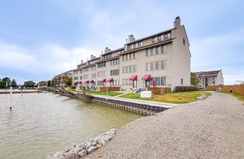 Port Clinton Apartamento | Lakefront Port Clinton Condo with Boat Dock and Slip!