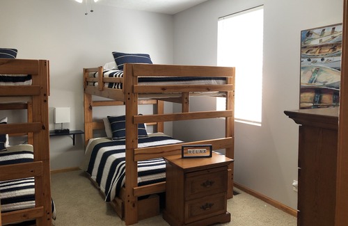 Flat Hollow Marina Casa | LAKEFRONT~ PRIVATE DOCK~ WiFi~ CLOSE TO MARINA~ HOT TUB~ No-Wake Cove~ 6BD,3BA