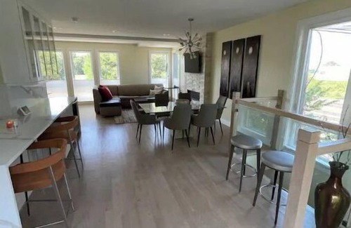Oakland Casa | Lakefront property , minutes from McCormick Place and Downtown Chicago.