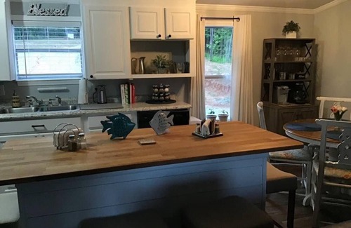Milledgeville Casa | Lakefront Property Fish, Cook and EAT! Swim, Float, Relax
