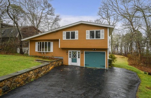 Mashpee Casa | Lakefront property on John’s Pond. Dock, Bring your boat! Close to Sea to shining Sea bike Path, Close to Mashpee town Beach, Close to great shopping in Mashpee Commons