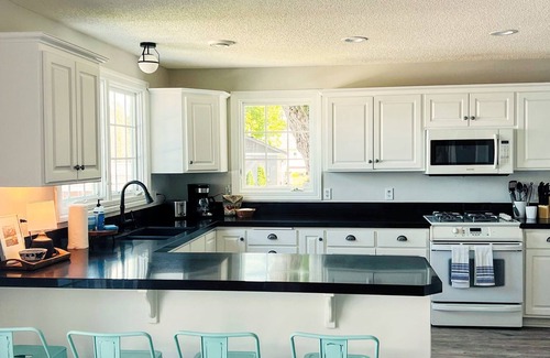 Lindstrom Cabaña | Lakefront Retreat 40 minutes from the Cities!