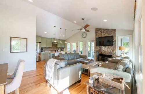 Hartwell Casa | Lakefront Retreat on Lake Hartwell - 5 mins to downtown Hartwell