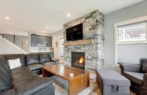 Sturgis Casa | Lakefront Retreat: Private Dock, Kayaks & Grill!