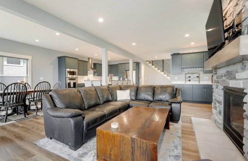 Sturgis Casa | Lakefront Retreat: Private Dock, Kayaks & Grill!
