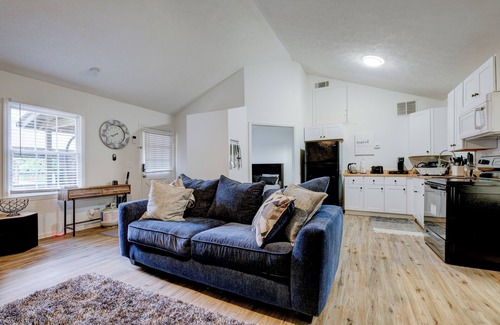 Newnan Apartamento | "Lakefront Retreat – Rustic Escape for Couples, Creatives, & Remote Workers"