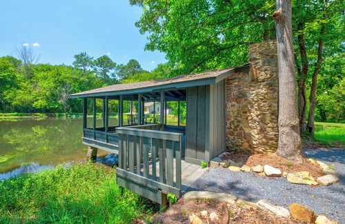 Newnan Apartamento | "Lakefront Retreat – Rustic Escape for Couples, Creatives, & Remote Workers"