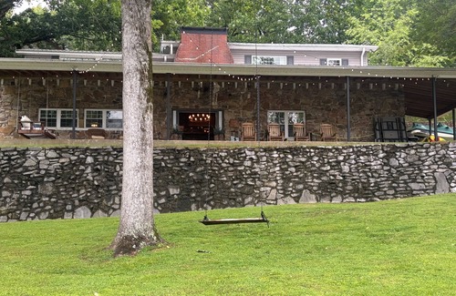Gadsden Casa | Lakefront Retreat! Unique,Rustic Elegance. Sleeps 15 Dog Friendly/FISHING dream!