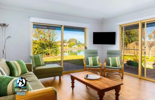 Encounter Bay Casa | Lakefront Retreat with Private Beach & Water Toys