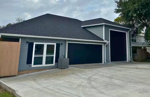 West Livingston Casa | Lakefront retreat with pickleball, boat launch, putting green, pool table & stunning lake views!