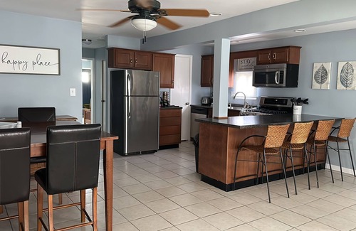 Decatur Cabaña | Lakefront retreat with kayaks