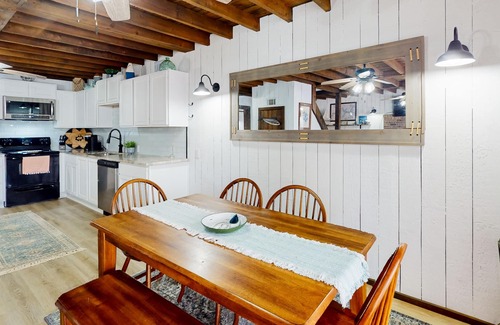 Eatonton Cabina | Lakefront retreat with kayaks, grill, games, open interior, & W/D - dog-friendly
