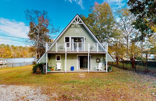 Eatonton Cabina | Lakefront retreat with kayaks, grill, games, open interior, & W/D - dog-friendly