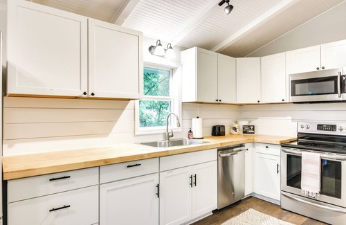 Ridgeway Casa | Lakefront Ridgeway Home w/ Deck & Fire Pit!