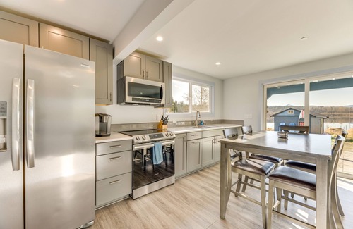 McKenna Cabina | Lakefront Roy Cabin ~ 40 Mi to Mount Rainier!