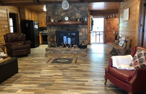 Dogwood Cabina | Lakefront rustic log cabin. Any season vacation, get away, or retreat.