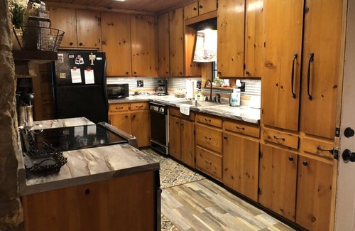 Dogwood Cabina | Lakefront rustic log cabin. Any season vacation, get away, or retreat.
