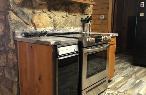 Dogwood Cabina | Lakefront rustic log cabin. Any season vacation, get away, or retreat.