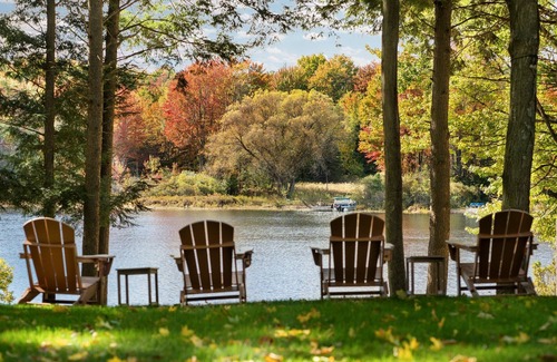 Gaylord Cabaña | Lakefront Spacious Cottage with Sandy Beach, Kayaks and Games!
