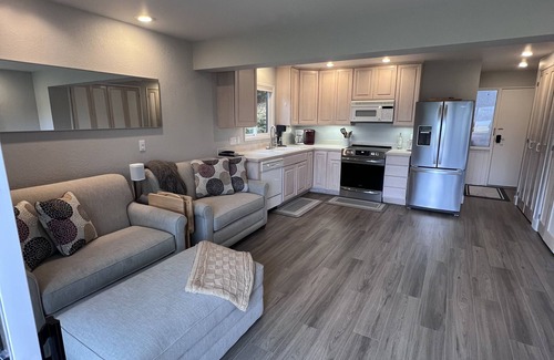 Chelan Condominio | Lakefront Studio Condo~Step into the Lake at Spader Bay