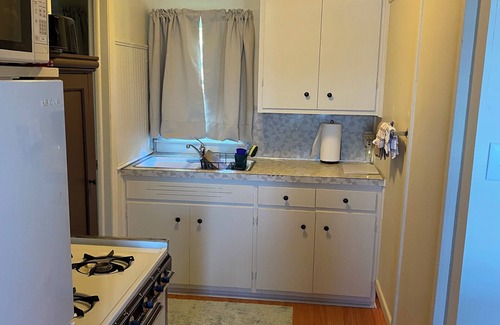 Brice Prairie Apartamento | Lakefront studio. Natural setting, sunsets, kayaks, fishing dock, paved walking