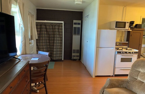 Brice Prairie Apartamento | Lakefront studio. Natural setting, sunsets, kayaks, fishing dock, paved walking