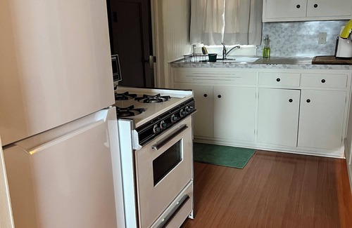 Brice Prairie Apartamento | Lakefront studio. Natural setting, sunsets, kayaks, fishing dock, paved walking