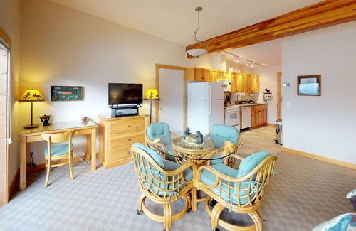 Polson Apartamento | Estudio frente al lago con vistas a la bahía, muelle compartido y deslizamiento de barco, wifi gratis y más.